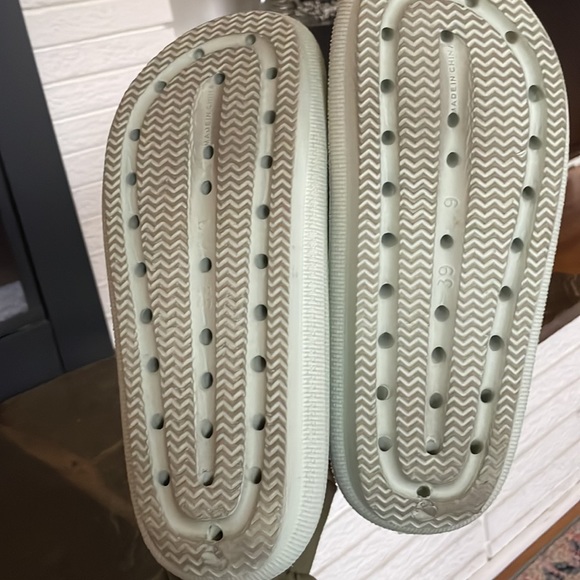 Roolee Pillow Slides - Picture 3 of 5